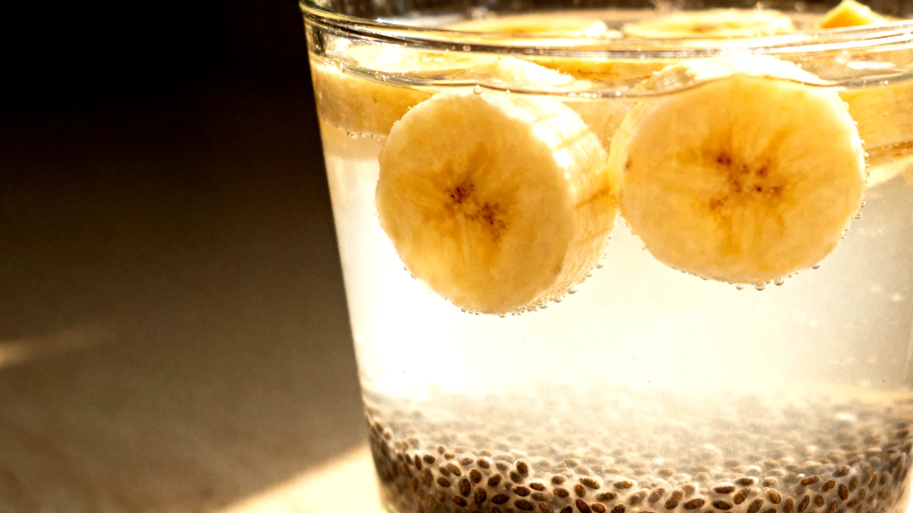 Acqua di cocco con semi di chia e banana"
