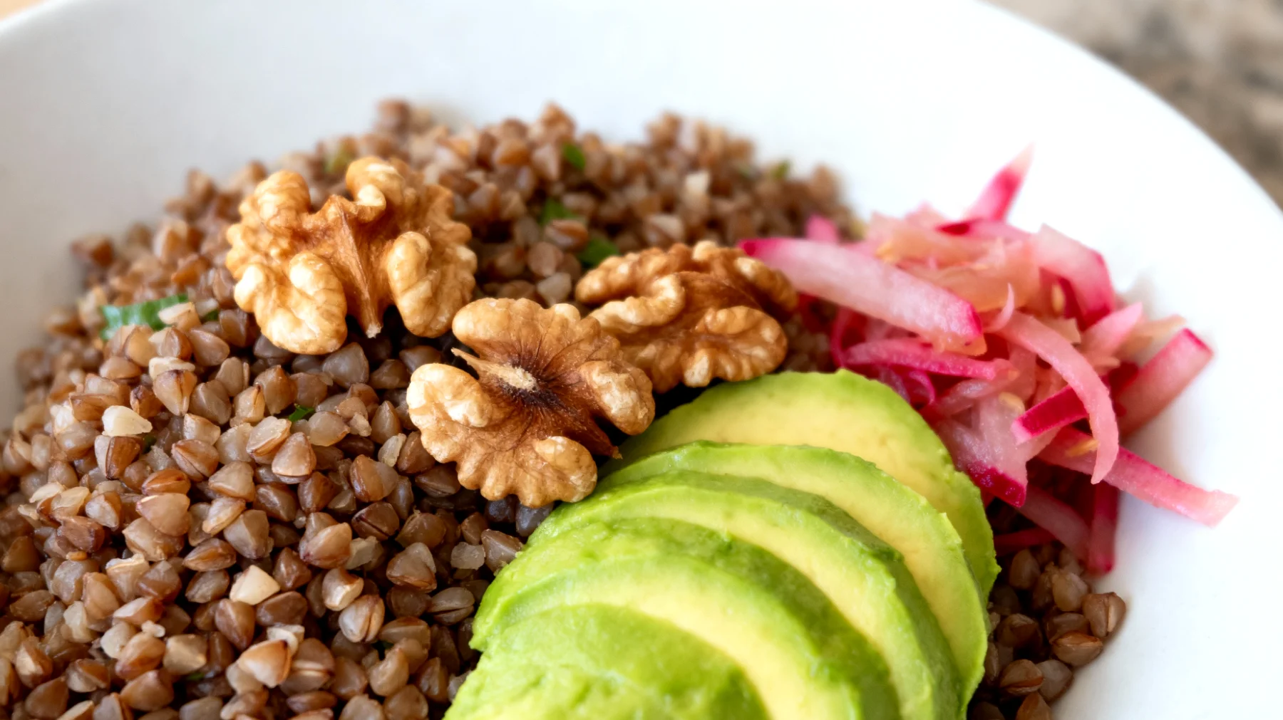 Insalata di grano saraceno con avocado, noci e verdure fermentate"