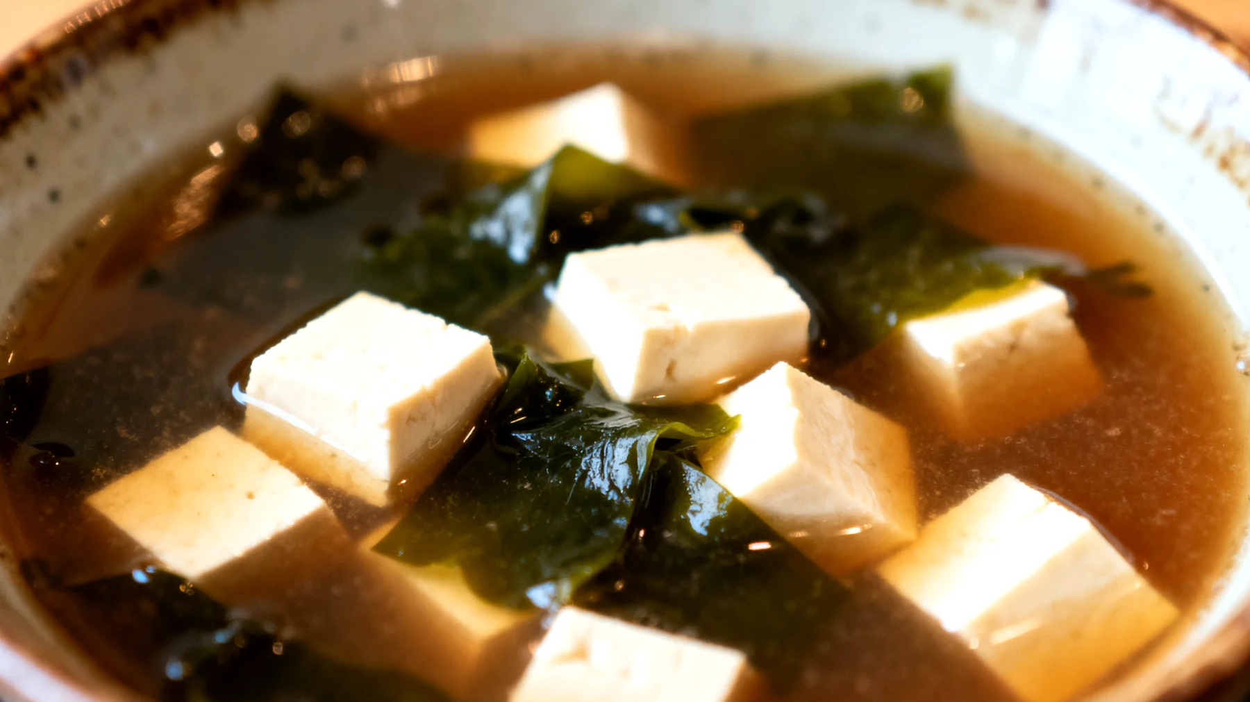 Zuppa di miso con alghe wakame e tofu"