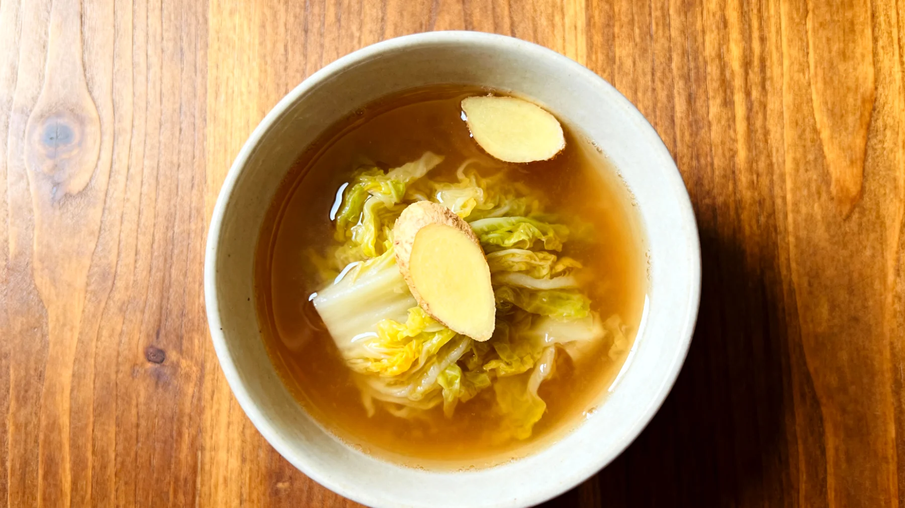 Zuppa di miso con cavolo fermentato e zenzero"